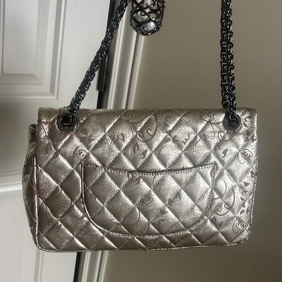 - Elegant Silver Quilted Shoulder Bag - Picture 7 of 17